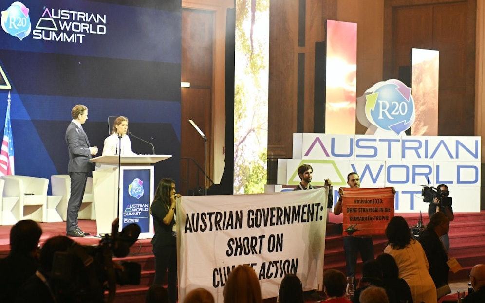 Die Demonstranten enterten während der Kurz-Rede das Podium.