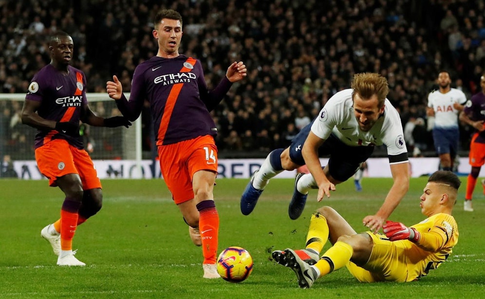 Harry Kane im Duell mit City-Keeper Ederson.