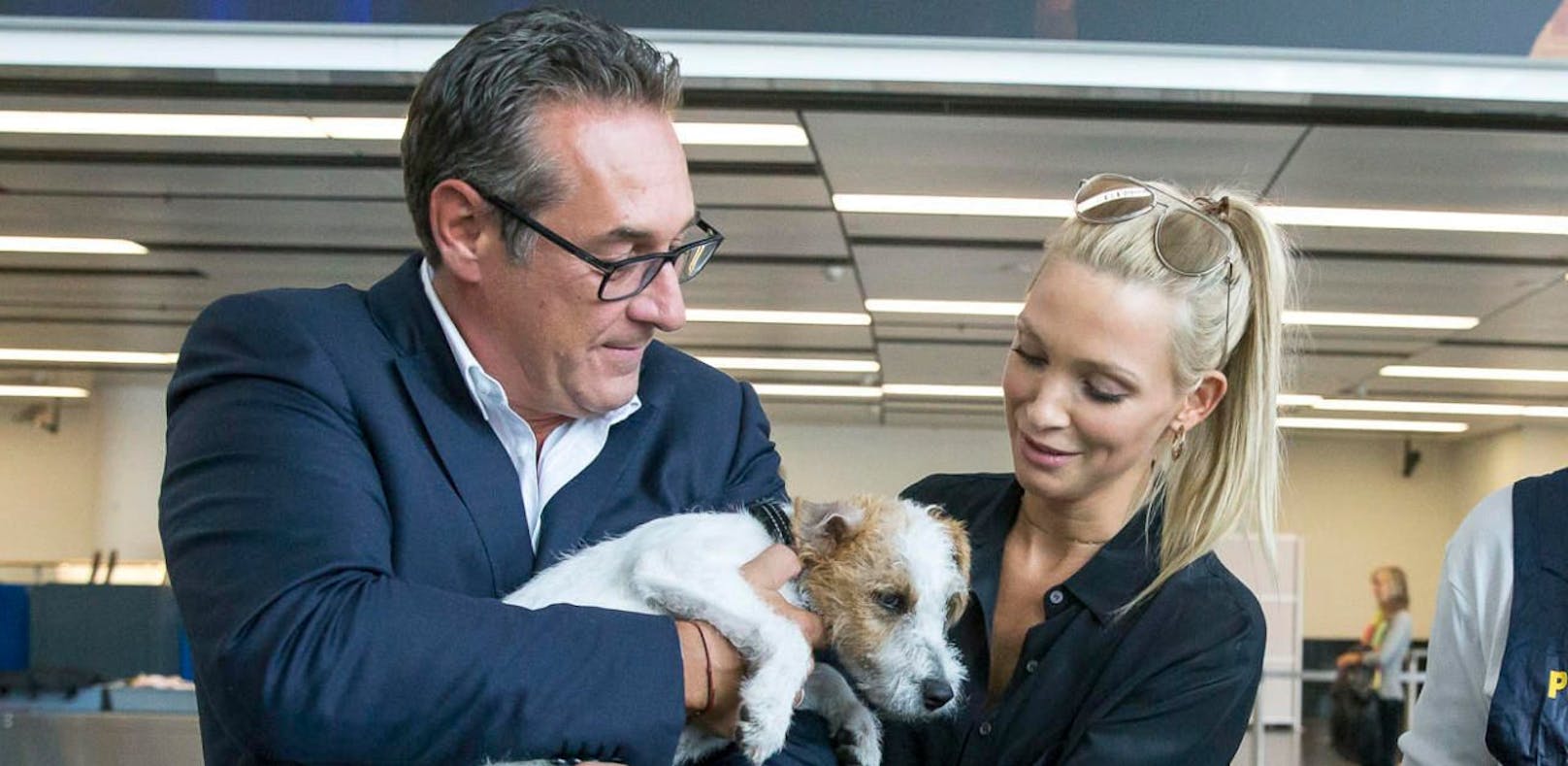 Philippa und Heinz-Christian Strache (FPÖ) lernen einen jungen Drogenhund am Flughafen Wien kennen. 