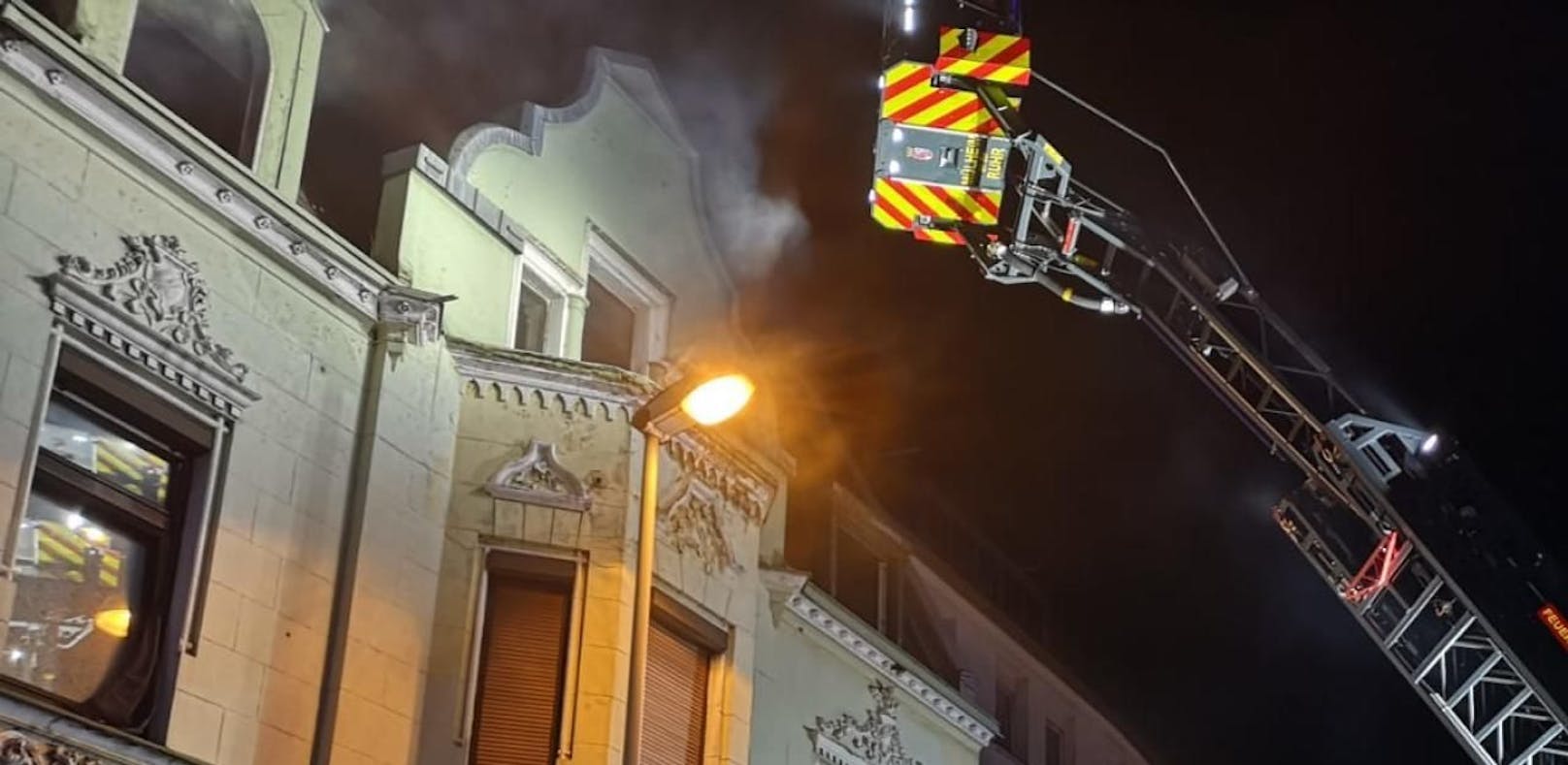Ungewöhnliche Brandursache: Vier Personen wurden aus dem verrauchten Mehrfamilienhaus.