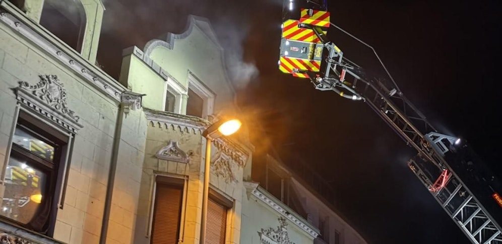 Ungewöhnliche Brandursache: Vier Personen wurden aus dem verrauchten Mehrfamilienhaus.