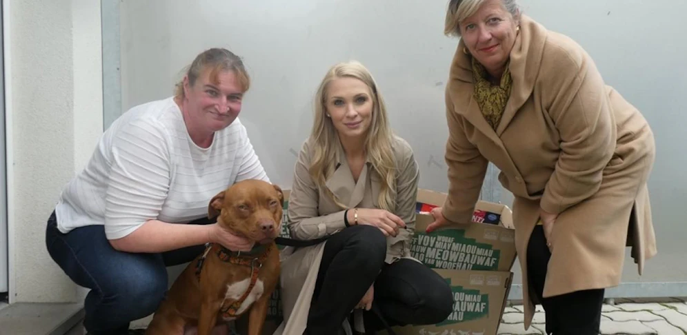 Gabriele Artner, Phillipa Strache und Silvia Dobner sowie der Tierheimhund Schoki.