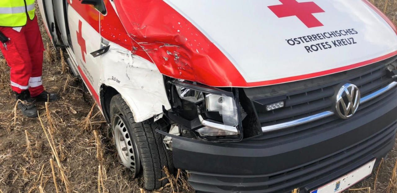 Heute.at - Rettungswagen und Pkw krachten zusammen